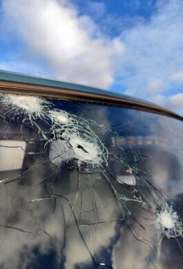 Bei uns gibt es noch den „Dienst am Kunden“. Unser Service-Team steht Ihnen bei allen Fragen rund ums Thema Autoglas und Mobilität zur Seite und Sie können sicher sein, Ihr Fahrzeug in gute Hände zu geben.